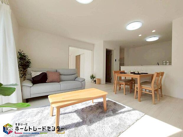 広々としたリビングは南側に設けた掃き出し窓からたくさんの陽光を取り入れてくれます。家族が集まる空間ですからやはり明るさと、暖かさは大切です。広さがありますので家具の配置に悩まなくて済むのも良いです。