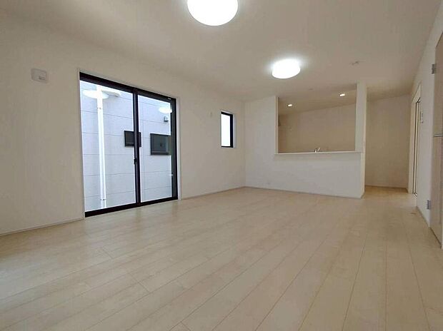 明るい陽差しが降り注ぐリビングは、ゆとりあふれる室内空間が心地よい暮らしを実現します♪スタディコーナーは奥様にとって嬉しいプラン♪住む方の想いを実現するベストなカタチを追求したプランです。