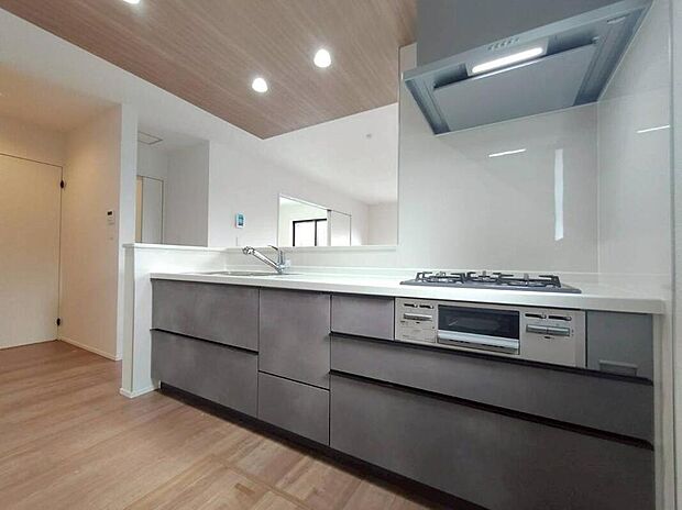 リビングのお子さんに目配りできる対面式カウンターキッチンを採用。大型パントリーは、お子さんのリクエストメニューや急な来客にも余裕で対応できる便利な食品庫です♪