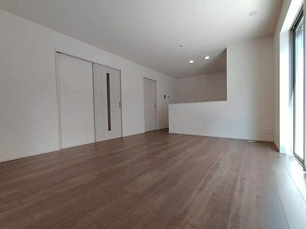 広々としたリビングは南側に設けた掃き出し窓からたくさんの陽光を取り入れてくれます。家族が集まる空間ですからやはり明るさと、暖かさは大切です。広さがありますので家具の配置に悩まなくて済むのも良いです。