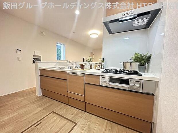 明るい自然光が入る作業スペースを多くとった対面式キッチン採用。ご夫婦やお子様と揃ってキッチンに立っても調理がしやすく、家事をしながら会話も弾みます。食器類もすっきりと片付く収納力。