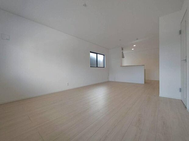 広々としたリビングは南側に設けた窓からたくさんの陽光を取り入れてくれます。家族が集まる空間ですからやはり明るさと、暖かさは大切です。広さがありますので家具の配置に悩まなくて済むのも良いです。