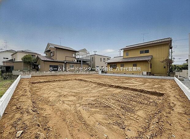 閑静な住宅地で子育て家族にピッタリ。毎日のお散歩も快適な緑に恵まれたエリアで、自然に包まれた穏やかな暮らしを実現するための、ゆとりある住環境が整っています。緑の潤いを感じながらホッと生活できそう。