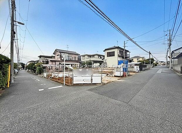 閑静な住宅地で子育て家族にピッタリ。毎日のお散歩も快適な緑に恵まれたエリアで、自然に包まれた穏やかな暮らしを実現するための、ゆとりある住環境が整っています。緑の潤いを感じながらホッと生活できそう。