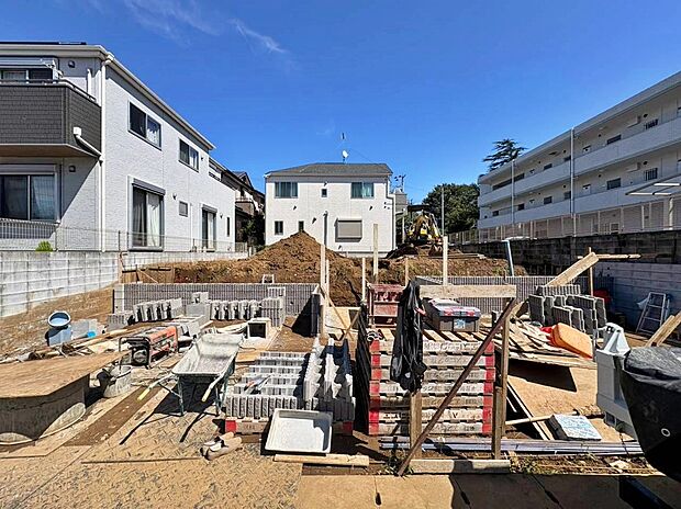 ※現地造成中(2026年9月)
閑静な住宅地で子育て家族にピッタリ。毎日のお散歩も快適な緑に恵まれたエリアで、自然に包まれた穏やかな暮らしを実現するための、ゆとりある住環境が整っています。