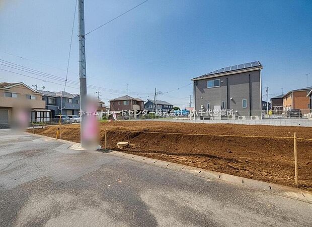 閑静な住宅地で子育て家族にピッタリ。毎日のお散歩も快適な緑に恵まれたエリアで、自然に包まれた穏やかな暮らしを実現するための、ゆとりある住環境が整っています。緑の潤いを感じながらホッと生活できそう。