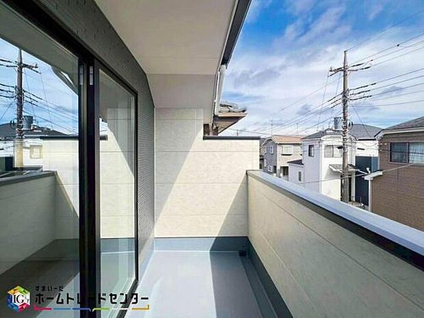 【バルコニー】南からの明るい光が差しこむ陽だまりの空間。南に大きく面したバルコニーでお洗濯も干せばあっという間に乾きそうで家事もスムーズにこなせますね！乾いたお洗濯物からは太陽の匂いが感じられる心地よさ。