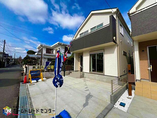 【前面道路含む現地写真】南道路の整形地！！陽当りの良い道路に面したお住まいです。道路幅も6ｍと広めで、開放感たっぷり♪並列駐車2台分と間口も広いため出入りも楽々♪