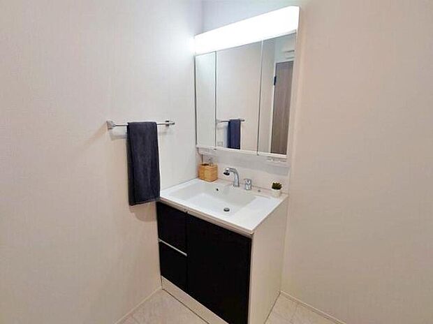 【洗面台・洗面所】【1号棟】
三面鏡ならではの収納力、シャンプードレッサーならではの機能性、どちらも採用しております。汚れが落ちやすいすべり台ボウルは手入れもしやすく日々の生活を陰ながら支えてくれる仕様となっております