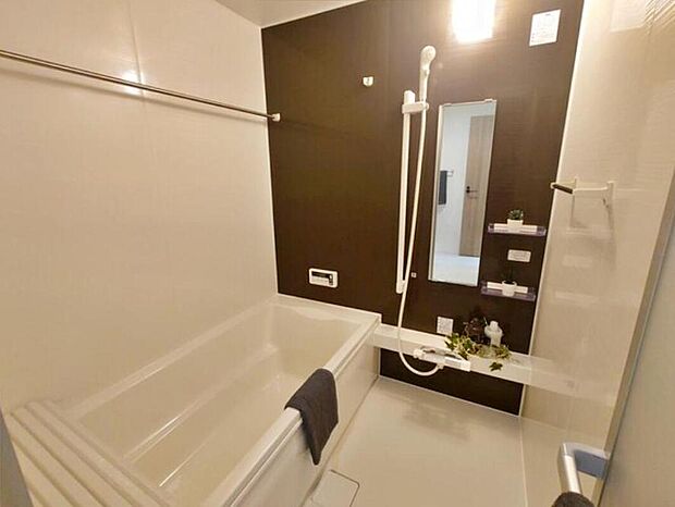 【浴室】【1号棟】
1坪タイプの大きなお風呂で、小さなお子様とご一緒に足を伸ばして入浴いただける広さです! 浴槽も大きなサイズで腰掛けあるので半身浴も楽しめます。一日の疲れをゆっくりとお風呂の中で癒せます。