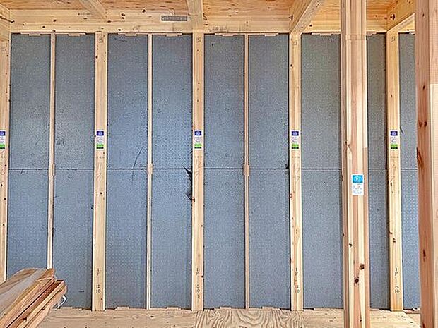 【水に強い成形型断熱材「ポリスチレンフォーム」】屋外からの湿気の影響を受けやすい外壁と１階床に”水に強い成形型断熱材”ポリスチレンフォームを採用。断熱材の隙間を解消し、断熱性能、気密性能を高めます。