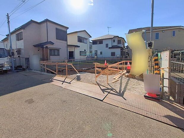 【現地外観写真】美しい緑と良好な住環境が守られてきたこの街に、新築戸建てが誕生致しました。穏やかな空気の流れる落ち着いた住環境です。ぜひ、現地へ足をお運びいただき実際の環境・陽当たりをご確認下さいませ♪