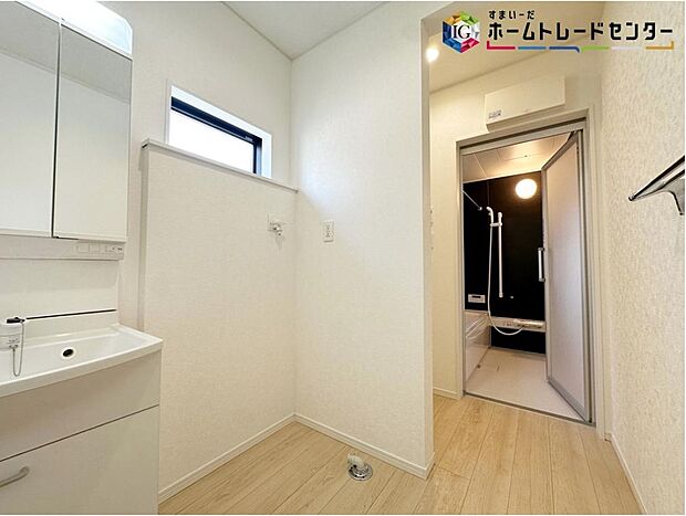 【≪Powder room≫】サニタリースペースには窓が備えられております。毎朝の身支度も、陽の光差し込む明るい空間で、快適にお使い頂けそうです。

