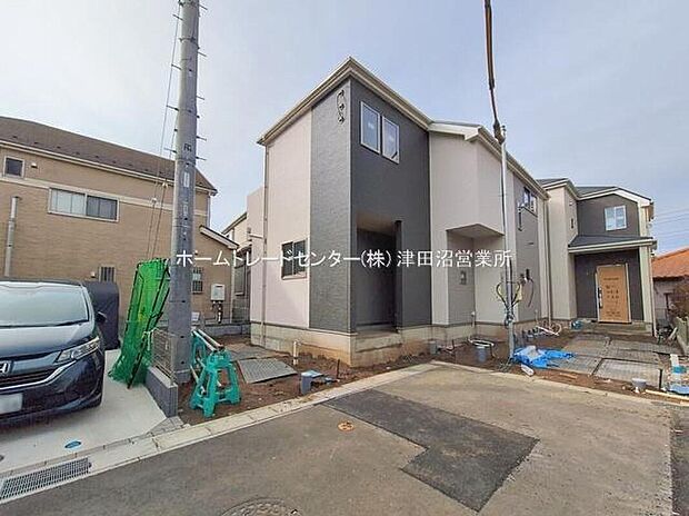 【前面道路含む現地写真】閑静な住宅地で子育て家族にピッタリ。毎日のお散歩も快適な緑に恵まれたエリアで、自然に包まれた穏やかな暮らしを実現するための、ゆとりある住環境が整っています。緑の潤いを感じながらホッと生活できそう。