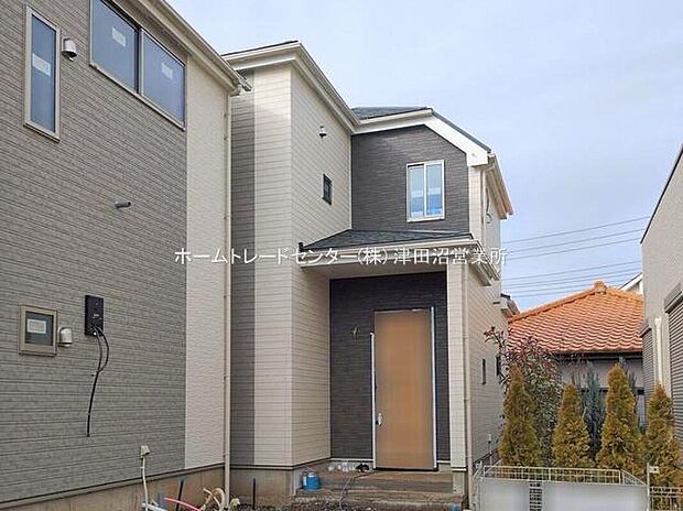 【前面道路含む現地写真】美しい緑と良好な住環境が守られてきたこの街に、新築戸建てが誕生致しました。穏やかな空気の流れる落ち着いた住環境です。ぜひ、現地へ足をお運びいただき実際の環境・陽当たりをご確認下さいませ♪