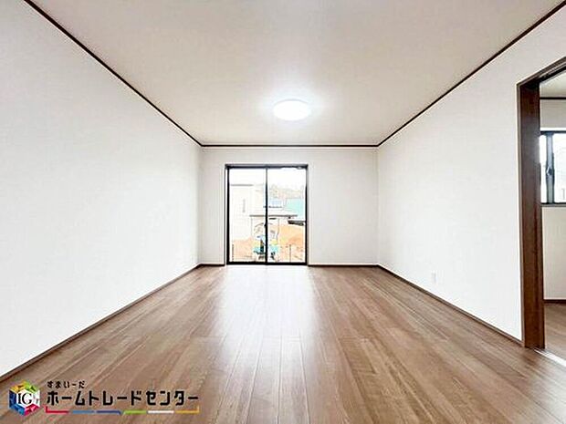 【リビング】掃出し窓から光が降りそそぐ開放的なリビング。大きな窓からは、太陽のやわらかな光はもちろん、年中爽やかな風が吹き抜けます。自然の恵みが、快適で心地の良い空間を演出してくれますね。