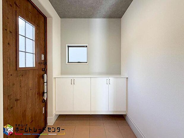 【玄関】家の第一印象は玄関で決まるくらい重要な場所。玄関は家の顔といわれますが我が家のセンスをさりげなく感じさせる魅力ある玄関造りも楽しみの一つ。帰宅する度に家族がほっとできる心地よい空間造りも大切ですね♪