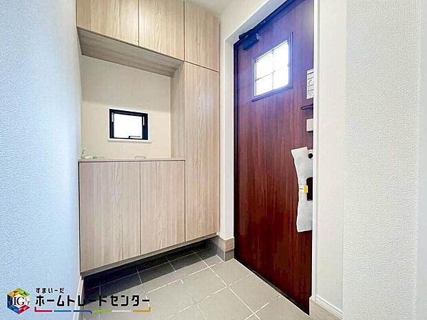 【玄関】下駄箱は可動棚タイプになっていますので、脚の長いブーツや長靴もたっぷり収納いただけます。いつも気持ちよくご家族をむかえられるよう、玄関下駄箱収納をフル活用してスッキリとした玄関を保ってください。