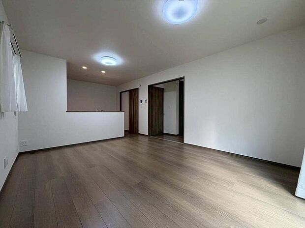 【リビングルーム】家族みんなが揃う場所だからこそ一番に陽当たりを考慮し明るくゆったりとくつろげる場所として設計しております。