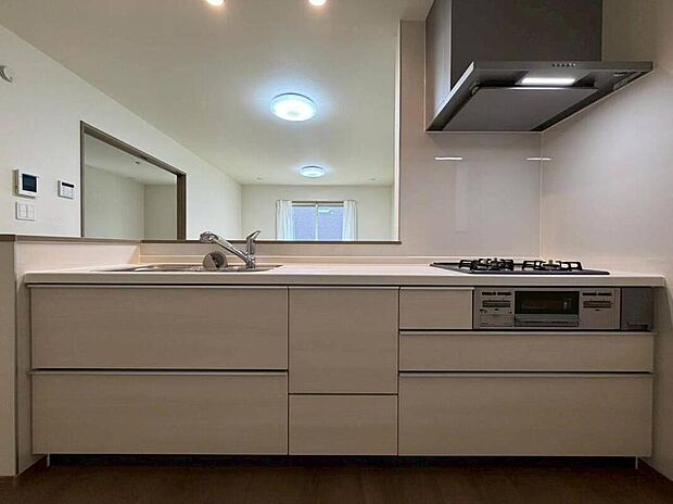 【キッチン】お洒落で清潔感のある対面キッチン♪対面式キッチンは家族との大事なコミュニケーションも取りやすく自然と会話が増えるような設計となっています。床下の収納スペースもちょっとした物を収納できるので嬉しい魅力♪