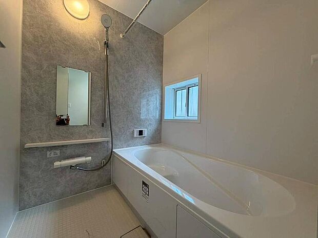 【浴室】親子で一緒に入れてゆったりとくつろぐことのできるバスタブです。ご家族の毎日の疲れを 癒す広々とした空間になっております。また、換気ができる窓もあるので梅雨時の気になる湿気なども換気できて安心ですね♪