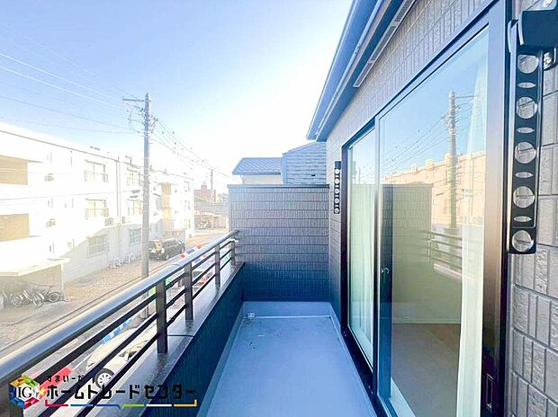 【バルコニー】南からの明るい光が差しこむ陽だまりの空間。バルコニーでお洗濯も干せばあっという間に乾きそうで家事もスムーズにこなせますね！乾いたお洗濯物からは太陽の匂いが感じられる心地よさ。