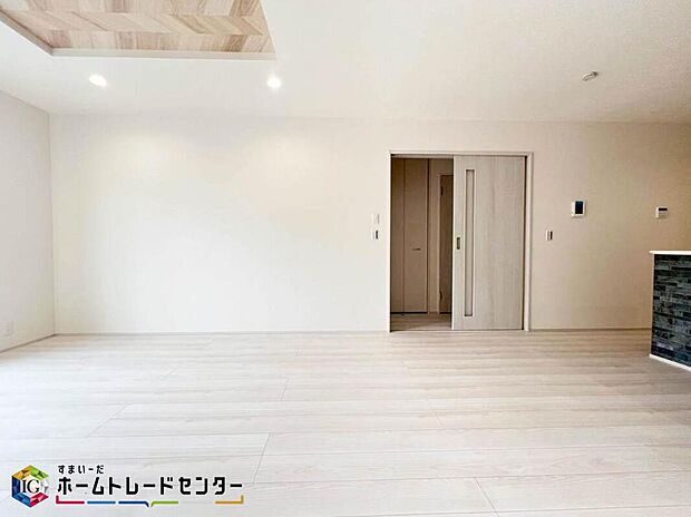 【リビング】家族の食事や団らんのほか、お子様を遊ばせたり友人を招いたりするＬＤＫは住まいの中心。長時間過ごす場所だからこそ、陽当たりの良さ・居心地の良さなどお住まい探しの一番重要なポイントになります。