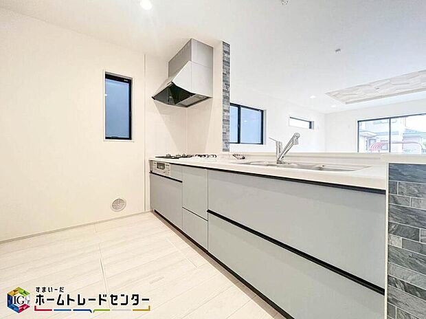 【キッチン】対面型のキッチンは家族との会話も取りやすくコミュニケーションも自然に増える嬉しい間取です。キッチン横には小窓を設けておりますので、料理中の気になる匂いもすぐに換気ができるのも嬉しいポイントです♪