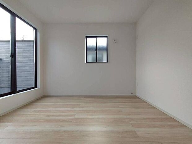 【リビング以外の居室】お子様やご家族の人数により一人一部屋が叶う空間になります。戸建ては各部屋のプライバシーを十分に保つ事が可能です。またゲストルームとしてや在宅ワークのスペースとしてお部屋が多いと便利です。