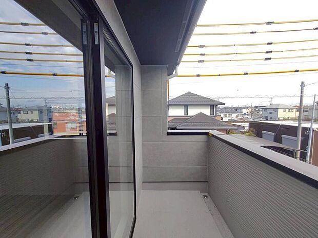 【バルコニー】南からの明るい光が差しこむ陽だまりの空間。南に大きく面したバルコニーでお洗濯も干せばあっという間に乾きそうで家事もスムーズにこなせますね！乾いたお洗濯物からは太陽の匂いが感じられる心地よさ。