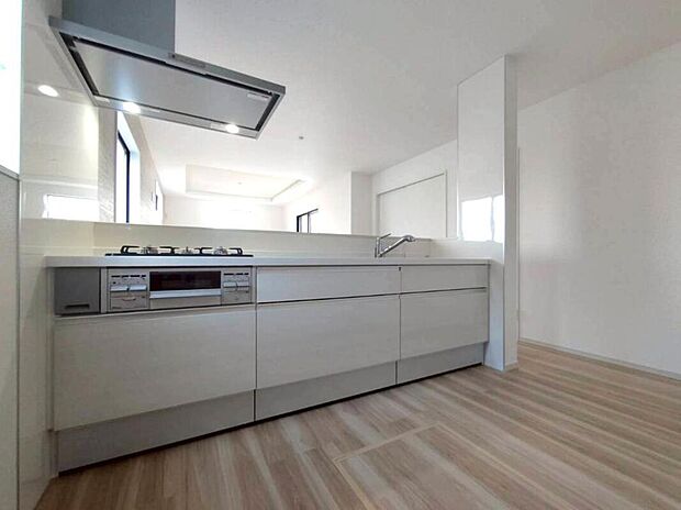 【キッチン】お洒落で清潔感のある対面キッチン♪対面式キッチンは家族との大事なコミュニケーションも取りやすく自然と会話が増えるような設計となっています。床下の収納スペースもちょっとした物を収納できるので嬉しい魅力♪