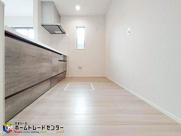 【キッチン】キッチンで作ったお料理もカウンター越しで受け渡しが可能なので、ママの家事の負担も軽減されますね♪キッチンとダイニングが１つの空間のようになりますので、部屋が広々とした感じを受けます。

