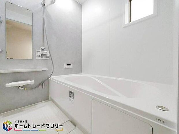 【浴室】１坪タイプの大きなお風呂で、小さなお子様とご一緒に足を伸ばして入浴いただける広さです！ 浴槽も大きなサイズで腰掛けあるので半身浴も楽しめます。一日の疲れをゆっくりとお風呂の中で癒してください♪

