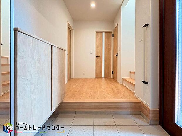 【玄関】散らかりがちな玄関もスッキリと保てる玄関収納は、家の中に入る時一番最初に目に付く場所だからこだわりたいですよね！木目調の落ち着いた雰囲気の色目が、お部屋の雰囲気をそのまま表している家の顔です。