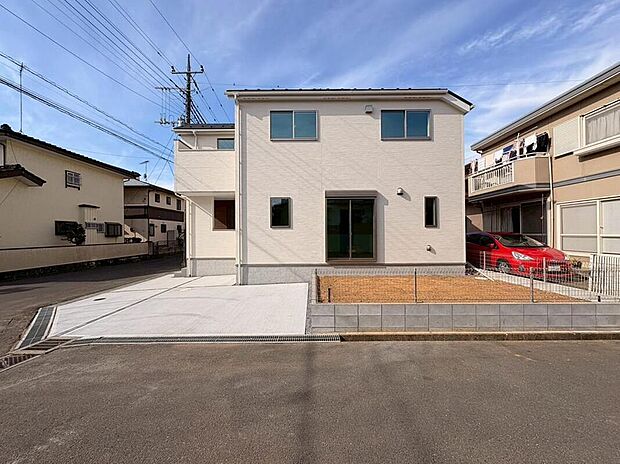 【前面道路含む現地写真】良好な住環境が守られてきたこの街に、新築戸建てが誕生致しました。穏やかな空気の流れる落ち着いた住環境です。ぜひ、現地へ足をお運びいただき実際の環境・陽当たりをご確認下さいませ♪