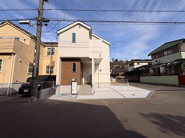 【前面道路含む現地写真】休日にご家族揃ってご見学はいかがでしょうか♪実際の現地を見てみると図面などではわからない、新たな発見もありますのでまずはお気軽にお問い合わせください♪