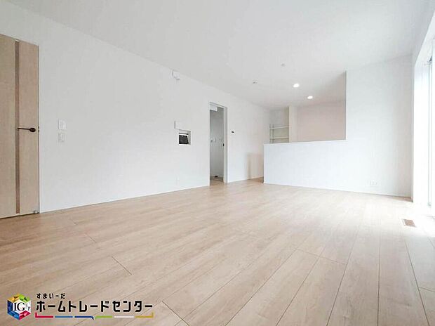 【リビング】家族みんなが揃う場所だからこそ一番に陽当たりを考慮し明るくゆったりとくつろげる場所として設計しております。大切なお客様を迎えるリビングはいつも綺麗に保てるように♪収納もたくさんご用意しております♪