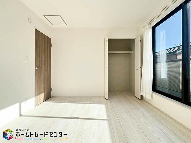 【リビング以外の居室】居住空間の広さを保ちつつ程よい広さがある収納スペース。季節ごとの家電や思い出のアルバム、カバン類などを収納出来る棚もあります。衣替えも楽できるのでお部屋の中をすっきりと片付けられるますね♪