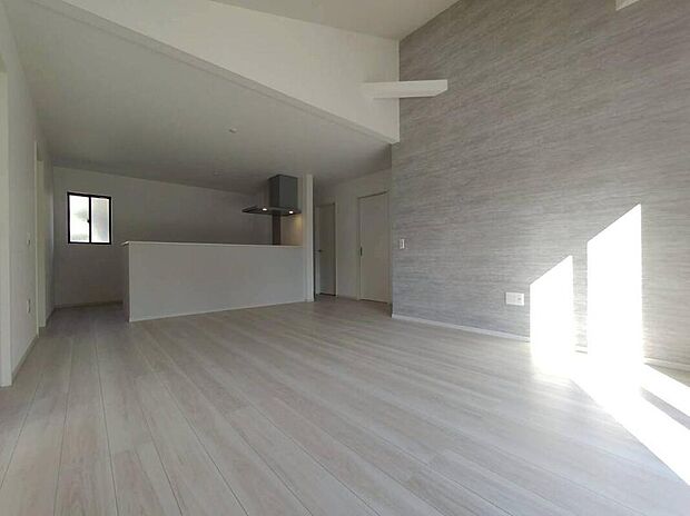 【リビング】掃出し窓から光が降りそそぐ開放的なリビング。大きな窓からは、太陽のやわらかな光はもちろん、年中爽やかな風が吹き抜けます。自然の恵みが、快適で心地の良い空間を演出してくれますね。