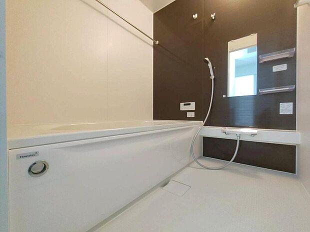 【浴室】お子様と一緒に入ってもゆったり寛げる1坪タイプのシステムバス。水をはじくのが早く乾きやすくカビの発生を防ぐドライ床&標準仕様簡単ヘアキャッチャーも付いていますので一番最初に味わう【綺麗】を長く保てます