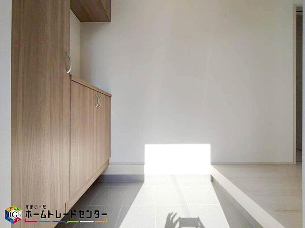 【玄関】下駄箱は可動棚タイプになっていますので、脚の長いブーツや長靴もたっぷり収納いただけます。いつも気持ちよくご家族をむかえられるよう、玄関下駄箱収納をフル活用してスッキリとした玄関を保ってください。