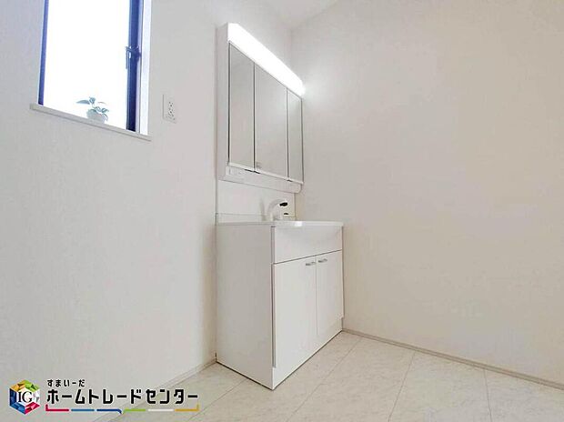 【洗面台・洗面所】家族全員が一番使用する洗面所はお掃除もしやすく使い勝手も抜群。歯ブラシ・ドライヤー・洗面道具・髭剃り・メイク道具など全て収納可能な収納スペースを確保♪二人並んでも十分なほどのスペースも魅力ですね♪