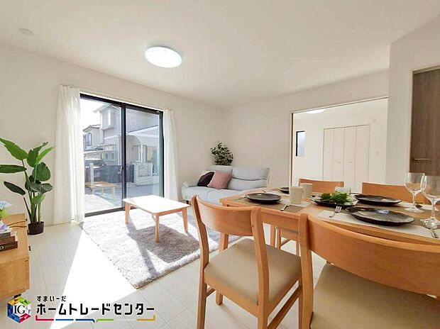 【リビング】家族の食事や団らんのほか、お子様を遊ばせたり友人を招いたりするＬＤＫは住まいの中心。長時間過ごす場所だからこそ、陽当たりの良さ・居心地の良さなどお住まい探しの一番重要なポイントになります。