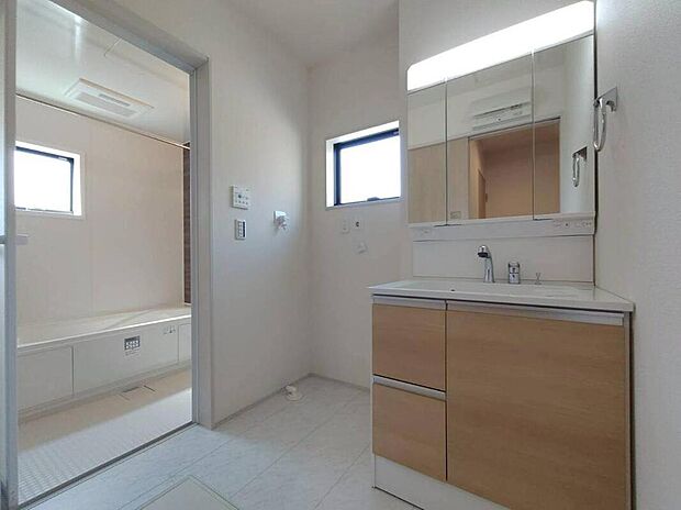 【洗面台・洗面所】三面鏡ならではの収納力、シャンプードレッサーならではの機能性、どちらも採用しております。汚れが落ちやすいすべり台ボウルは手入れもしやすく日々の生活を陰ながら支えてくれる仕様となっております。