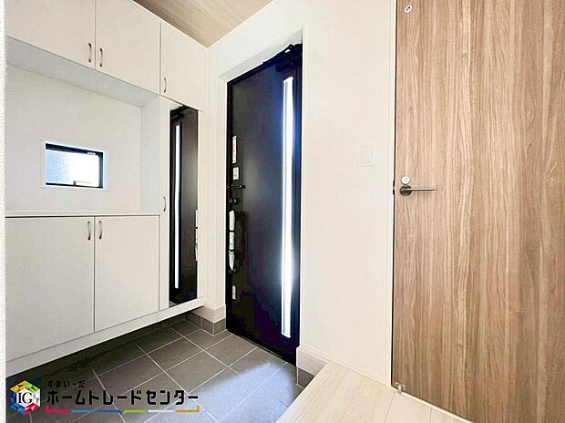 【玄関】大きな鏡は身支度の確認ができるだけでなく、空間に奥行きが生まれます。狭さを感じさせない視覚効果を利用し実際よりも広々と見せることができるため、ぜひ取り入れていただきたいテクニックです。