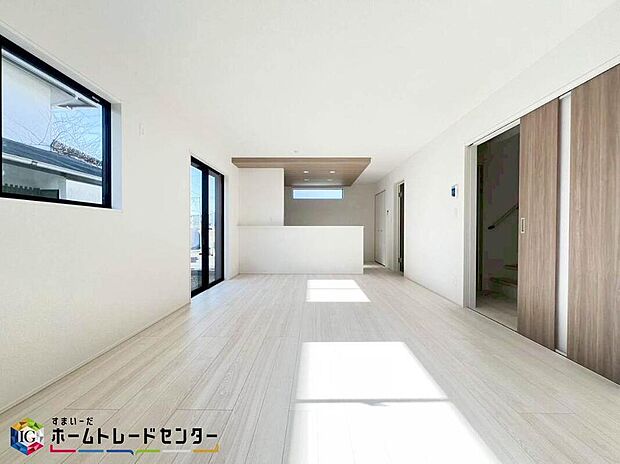 【リビング】南向きのLDKは採光も明るく風通し共に良好です。対面キッチンからはLDが見渡せるのでお子様が遊んでいる様子を見守りながら料理できます。また会話をしながらの調理も可能ですので家族との交流も深まりますね♪