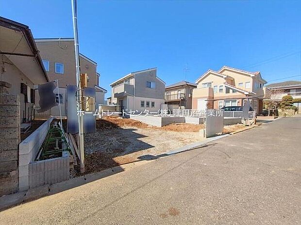 【前面道路含む現地写真】毎日のお散歩も快適な緑に恵まれた閑静な住宅地は、伸び伸びスローライフを叶えてくれます。自然豊富な季節の移ろいを身近に感じられる環境で子育てすれば、お子様もきっと素直に成長してくれるはずです!