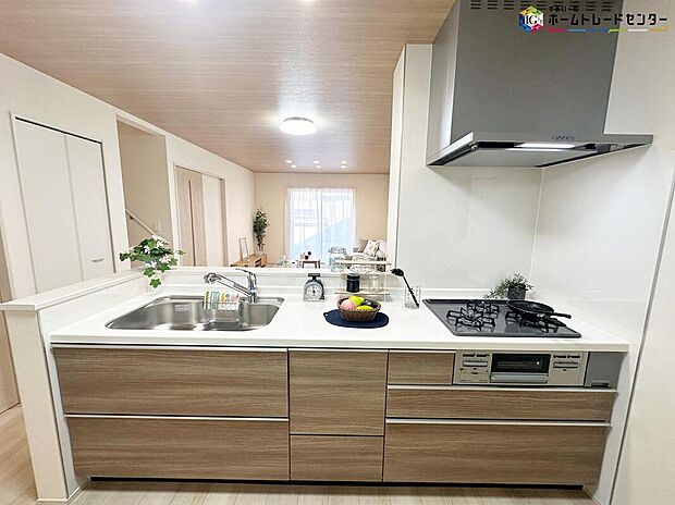 【キッチン】リビングで遊んでいるお子様を見守りながら、時にはお喋りをしながら料理や後片付けができる人気の高いスタイルです♪