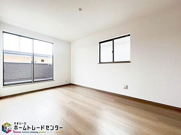 【リビング以外の居室】マンションと違い部屋数が多いのが戸建てのメリットです。ご家族が増えたことで手狭に感じていた住まいも戸建てでは各居室プライバシーを保つことができます。住まいにゆとりが生まれ心もリラックスできます♪