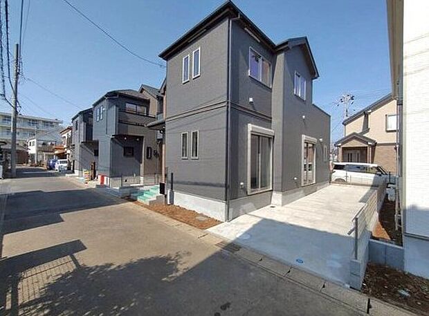 【現地外観写真】良好な住環境が守られてきたこの街に、新築戸建てが誕生致しました。穏やかな空気の流れる落ち着いた住環境です。ぜひ、現地へ足をお運びいただき実際の環境・陽当たりをご確認下さいませ♪